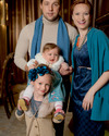 Олимпийская чемпионка и ведущая программы "Слабое звено" Мария Киселева с мужем и дочками для журнала "Счастливые родители"