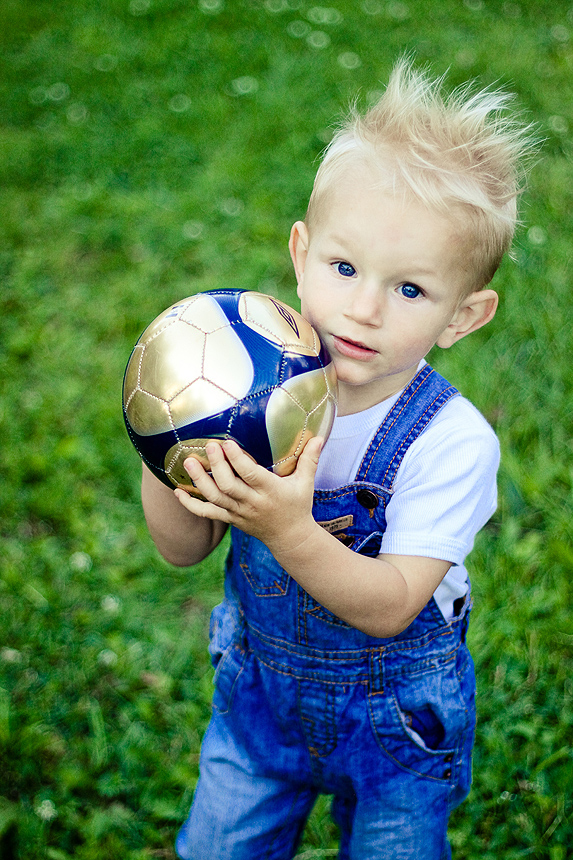 Коля играл в футбол. Маленький футболист. Мальчик футболист. Футбольная форма для мальчиков. Дети футболисты.